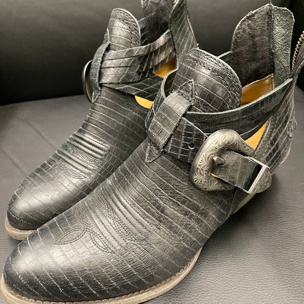Ariat shoe boots 8.5